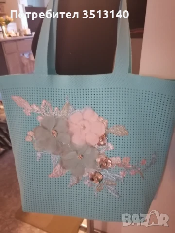 Текстилна чанта, платът е имитация на плетка с апликация машинна бродерия