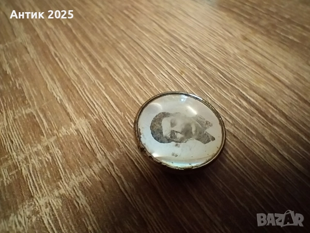 Значка с изображението на Сталин, с винтово закрепване