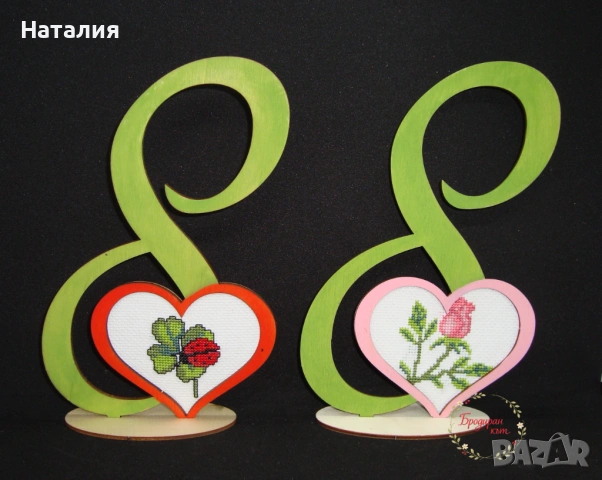 Ръчно оцветени сувенири и бродирани картички и магнити за 8 март