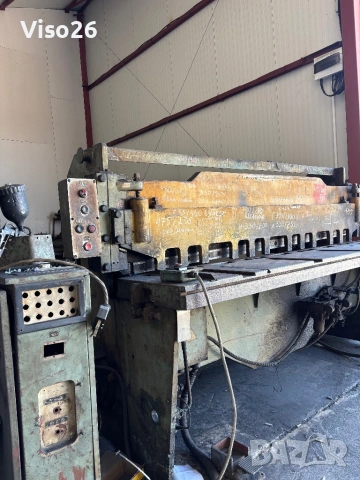 Гилотина за рязане на ламарина