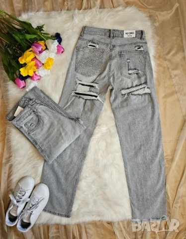 Стилни дамски дънки с ефектни камъчета 