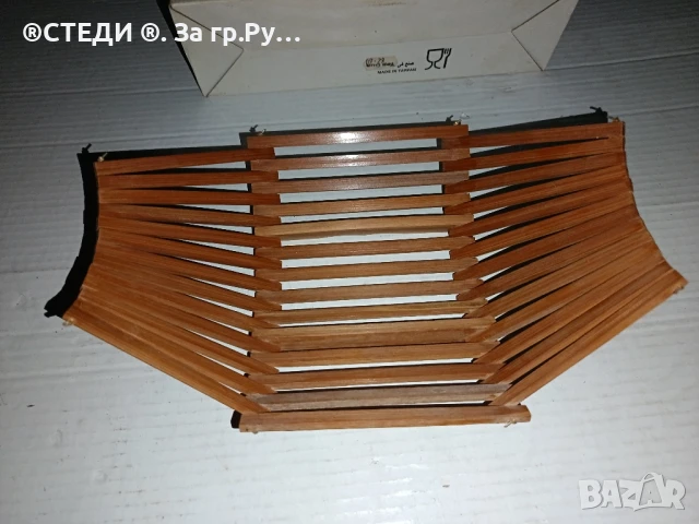 Сгъваема кошница за плодове или хляб в модерен дизайн .

