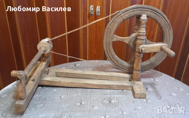 Автентичен дървен чакрък, кожен ремък и система за опъване на ремъка. 