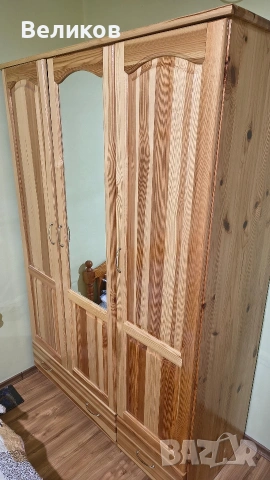 Трикрилен гардероб от чам