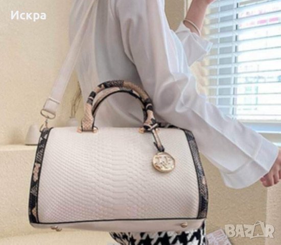 Класическа дамска чанта с декорация от бяла змийска кожа 