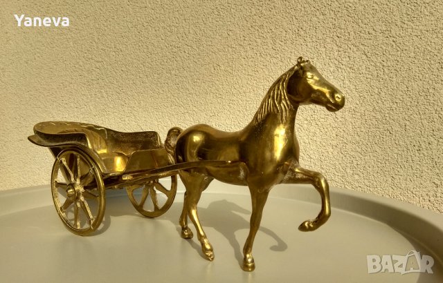 Масивна бронзова статуетка, кон с файтон. 