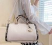 Класическа дамска чанта с декорация от бяла змийска кожа , снимка 1 - Чанти - 39218164