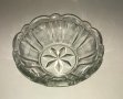 Стъклена купа ( фруктиера ) - релефна, с цвете на дъното, снимка 1 - Чинии - 34419187