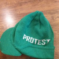 protest - страхотна зимна шапка КАТО НОВА, снимка 2 - Шапки - 39059922