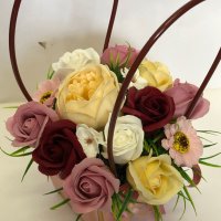 Кошничка аранжирана със сапунени цветя, снимка 8 - Подаръци за жени - 40911647