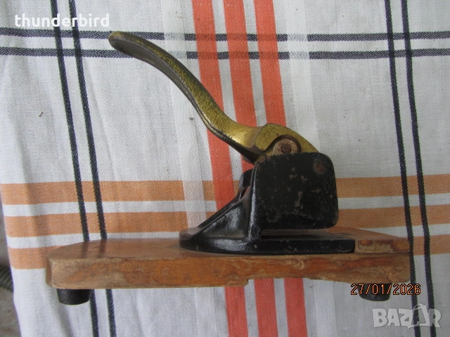 Метален перфоратор - за колекционери, снимка 1