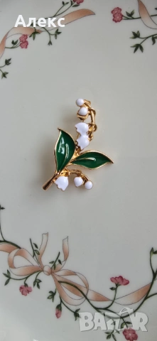 Изящна брошка с емайл–момина сълза.