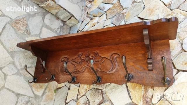 Уникална старинна дървена закачалка с рафт отгоре и дърворезба 