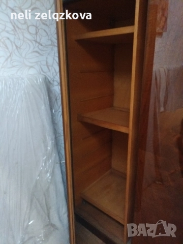 Гардероба е триклирен и старинен на 80год., снимка 3 - Гардероби - 51698943