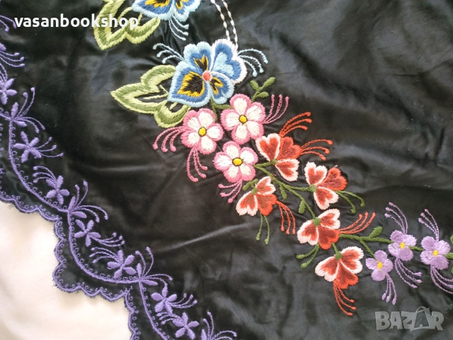 Черна сатенена престилка ✨ Българска народна носия, ръчна бродерия, празничен вариант – 100+ години,, снимка 2 - Антикварни и старинни предмети - 51509918