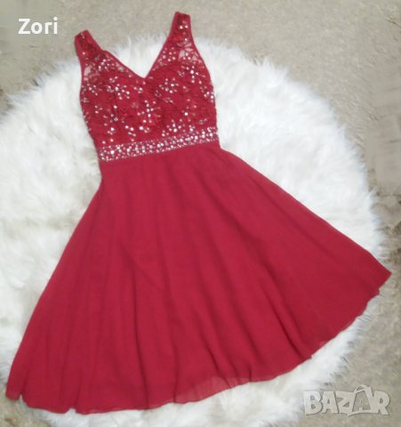 УНИКАЛНО КРАСИВА червена рокля с дантела в горната част