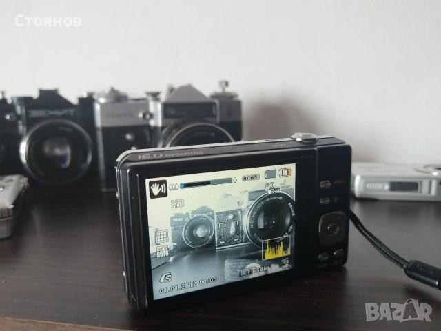 Разменям дигитални фотоапарати за Руски ZENIT, с обективи. 