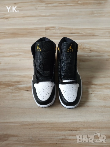 Оригинални мъжки кецове Nike Air Jordan 1 Mid White Pollen Black, снимка 2 - Кецове - 52129047
