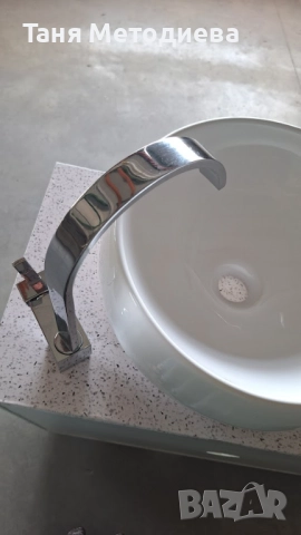 Бял шкаф от ПВЦ за баня с модерна мивка тип купа, луксозна батерия, нови панти и дръжки, снимка 6 - Мивки - 52774700