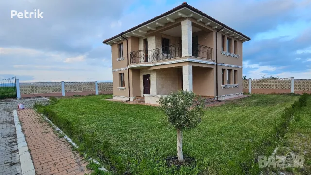 Продава Вила 200м2 парцел 500м2 с гледка към залива. Адрес: HG9X+CW 