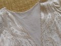 19 век Дамска нощница бродирана  бял копринен сътен, снимка 1 - Антикварни и старинни предмети - 41703315
