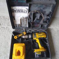 Винтоверт DEWALT Комплект:  боди, зарядно,  батерия 14.4V, куфар. Бонус 7 броя свредла за бетон, снимка 1 - Винтоверти - 41422602