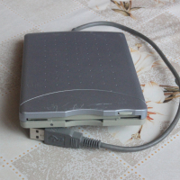 Флопи дисково устройство Fujitsu FPCFDD12 USB Floppy Drive, снимка 4 - Други - 42871168