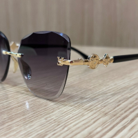 Слънчеви очила LV черни стъкла златни елементи, снимка 2 - Слънчеви и диоптрични очила - 44529827
