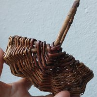 Стара дървена малка сладка плетена кръгла кошница с дръжка, снимка 1 - Други - 42335470
