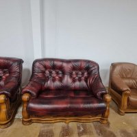 Кожени дивани цвят бордо две двойки с дървен обков, снимка 5 - Дивани и мека мебел - 39945175