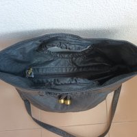 Черна дамска чанта от естествена кожа, снимка 8 - Чанти - 41520456
