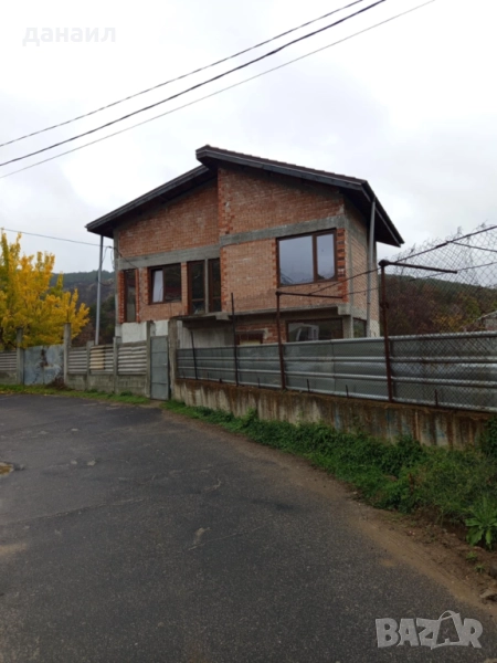 Продавам три етажна къща, снимка 1