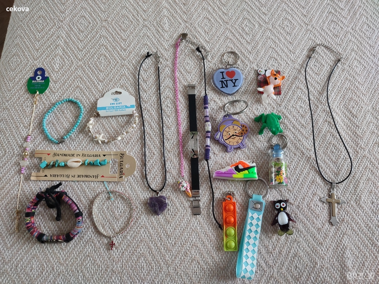 Различни гривни,гердани, ключодържатели и играчки, снимка 1
