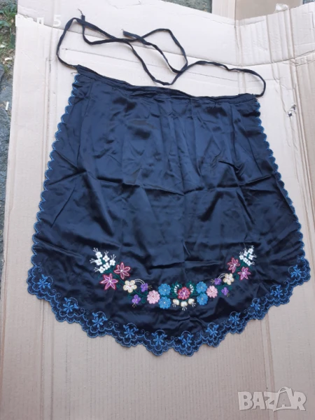 Престилка с много бродерия , носия, снимка 1