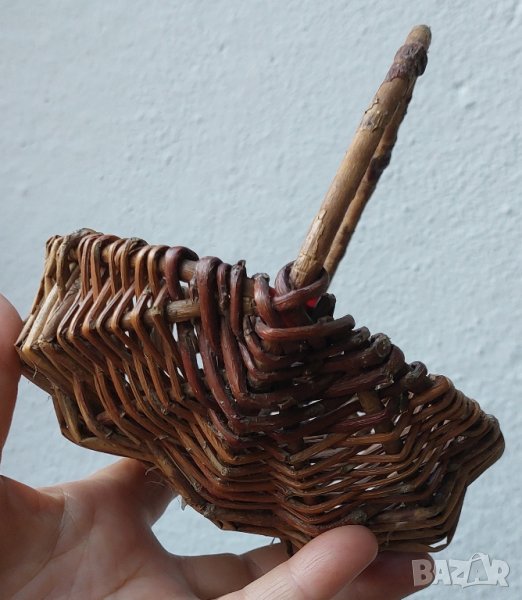 Стара дървена малка сладка плетена кръгла кошница с дръжка, снимка 1