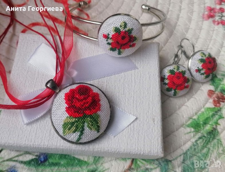 Ръчно бродирани колие , обеци и гривна, 🌹с червена роза 🌹, снимка 1