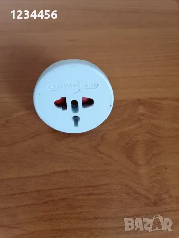 Адаптор между европейски, азиатски и UK/USA стандарти за включване на уреди в ел. мрежата. Цена 6 лв