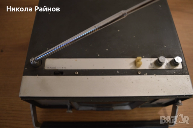 Ретро портативен телевизор с радио UNIVERSUM FK 100R, снимка 3 - Телевизори - 52343994