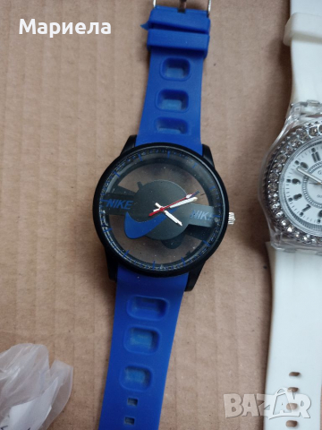 Дамски интересен часовник -  светещ, прозрачен, гривна