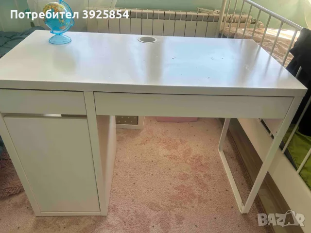 Бяло бюро IKEA за компютър с подаръци
