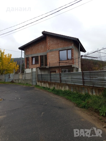 Продавам три етажна къща