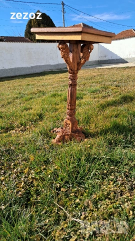 Маса помощна с дърворезба