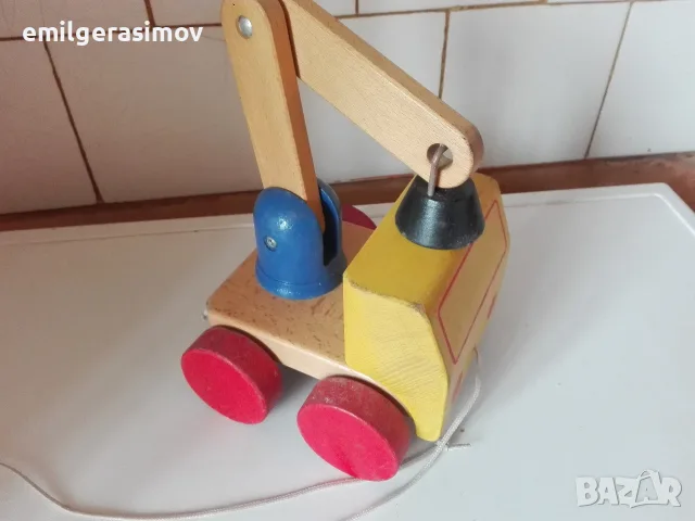Влакче и метални колички и дървен кран.