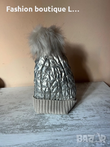 Зимна дамска сребърна шапка с мека и топла вътрешна част и пухен помпон на марката Calliope, снимка 6 - Шапки - 52952924
