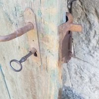 Дървена стара врата с брава, снимка 3 - Антикварни и старинни предмети - 42573324