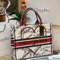 Дамска чанта Christian Dior код 165, снимка 1 - Чанти - 36401707