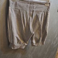 Adidas къси панталони , снимка 2 - Къси панталони и бермуди - 41656205