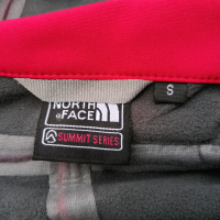 Продавам ново червено мъжко яке пролет - есен софт шел уиндстопър The North Face , снимка 8 - Якета - 44743502