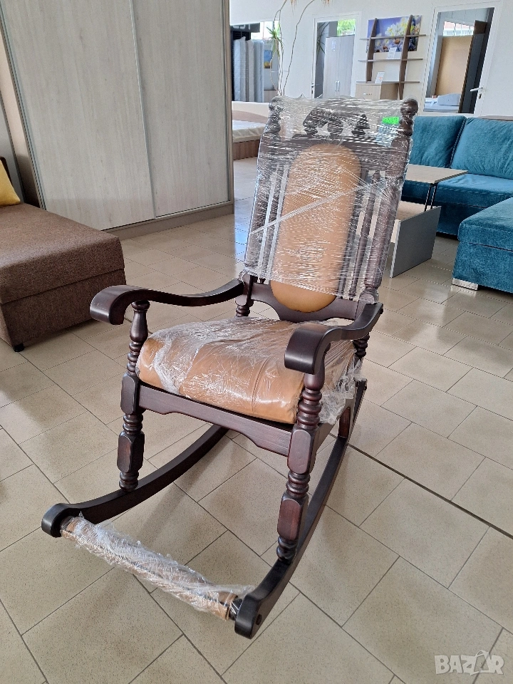 Дървен люлеещ се стол с естествена кожа, снимка 1