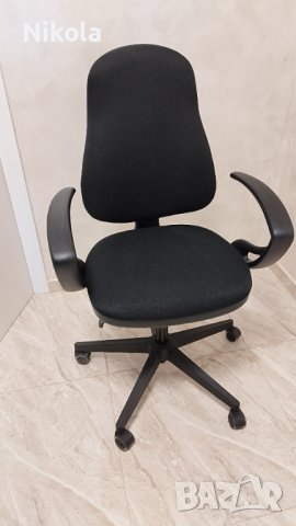 Офис стол на колеца с подлакътници с конткол на 3 позиции, снимка 1 - Столове - 42045550